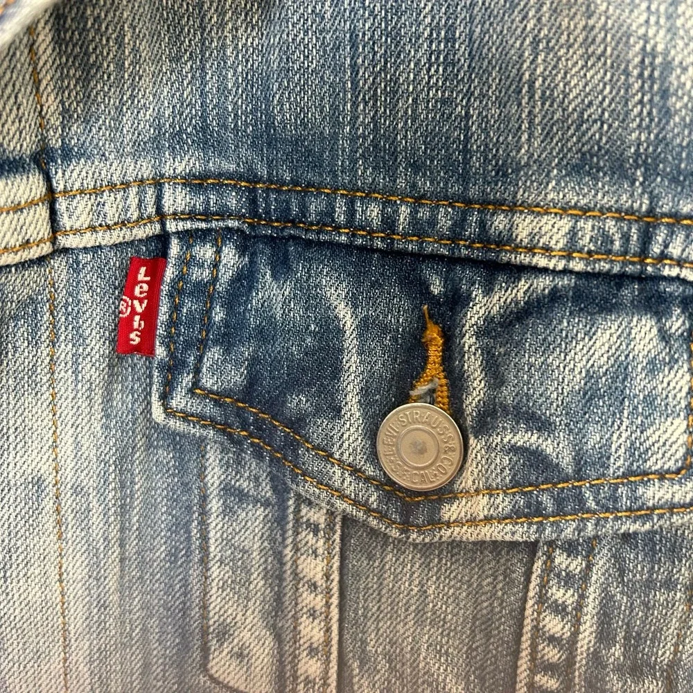 Levi’s Blue Denim Button Trucker Jacket | Size Large - Picture 4 of 10